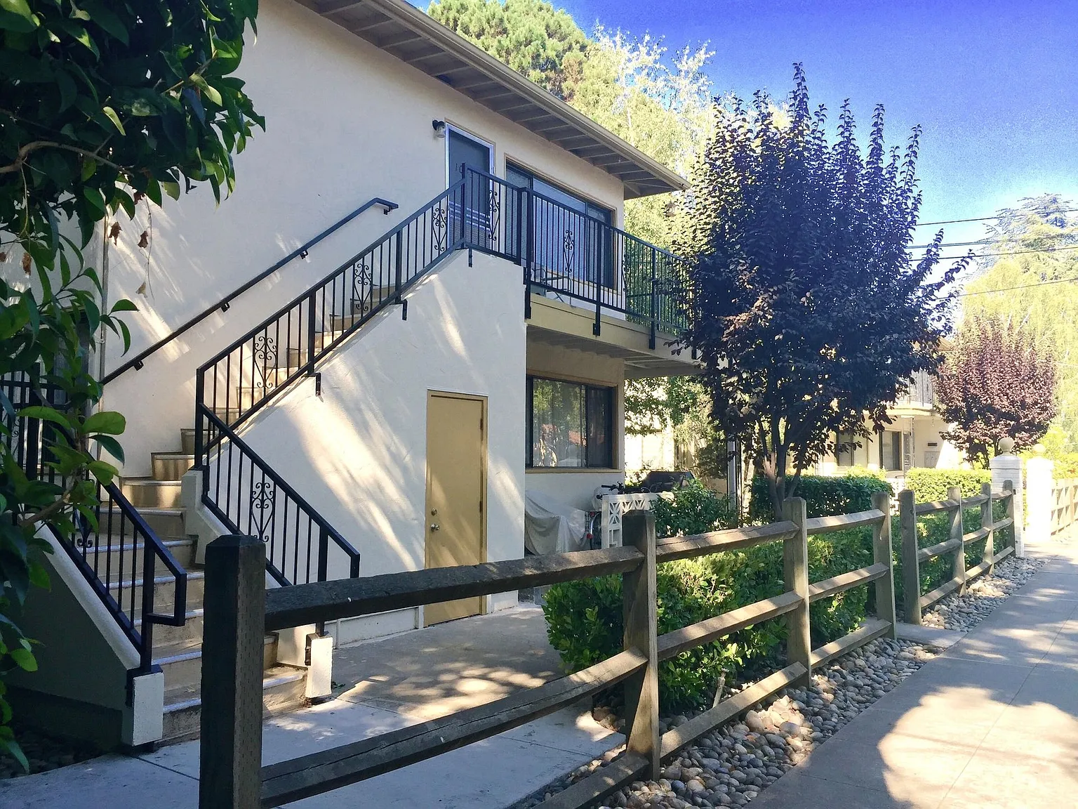 Laurel Court Apartments — Photo 4