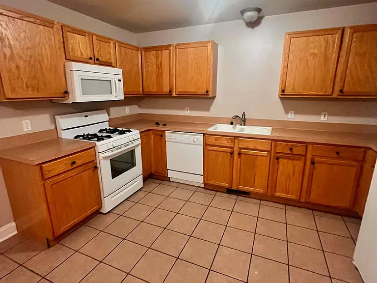 310 York St — Photo 4