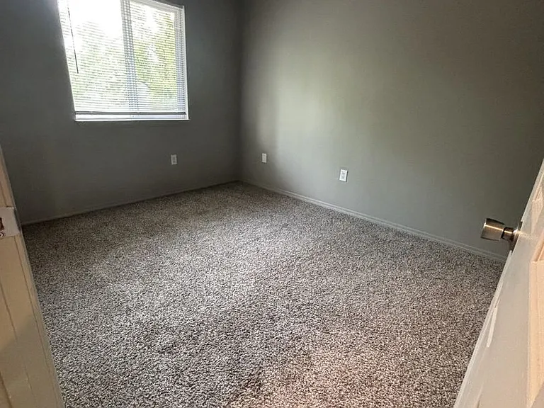 3015 W Stewart Ave — Photo 7