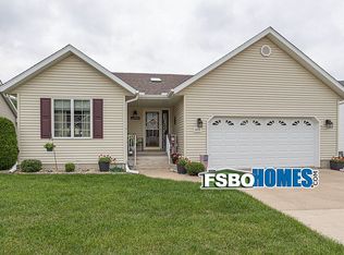 2035 Villa Pines Cir, Carbon Cliff, IL 61239