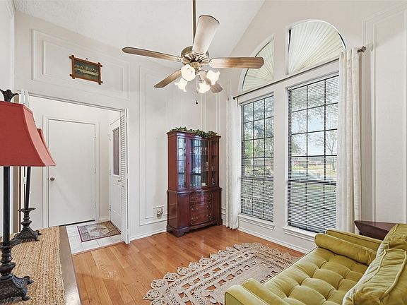 5th image of 500 W Oak St