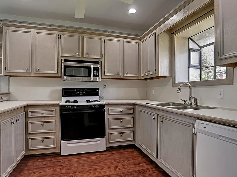1916 W McKinney St — Photo 4