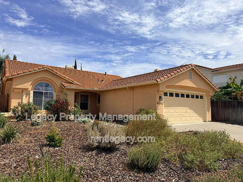4 bed, 2.0 bath, 1715 sqft, $2,895 — Photo 3