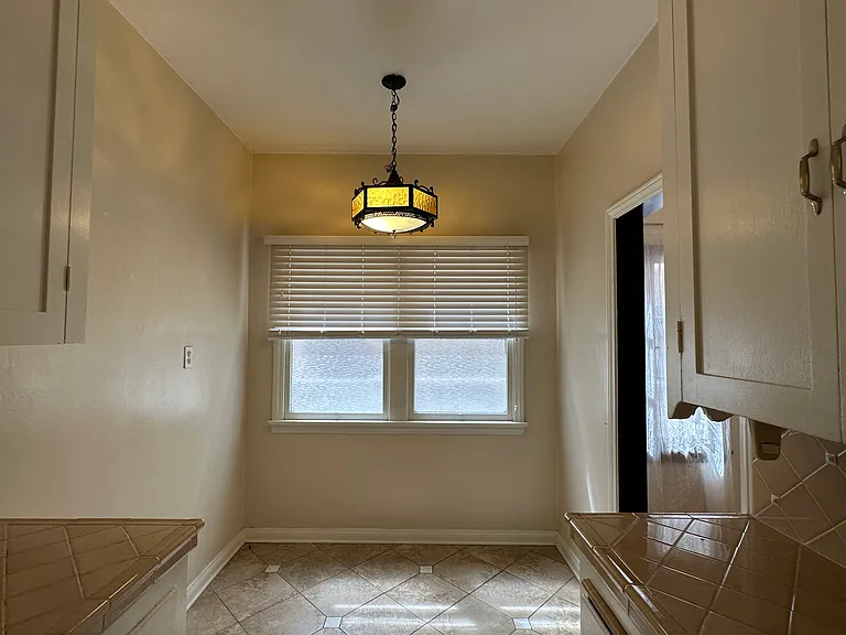 1340 E Harvard St — Photo 13