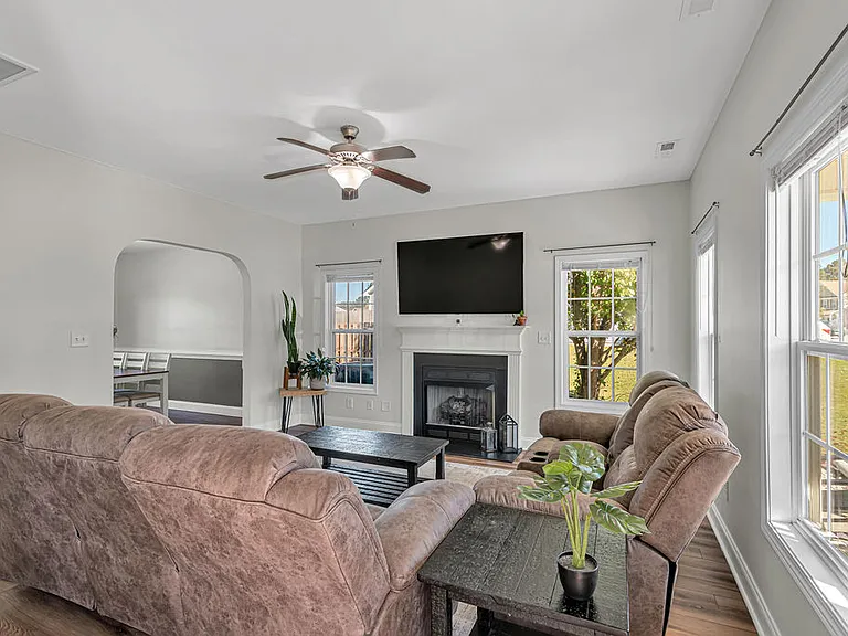 218 Maidstone Dr — Photo 6