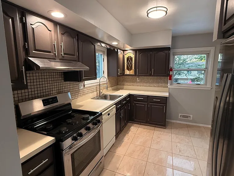 183 E Henry Pl — Photo 2