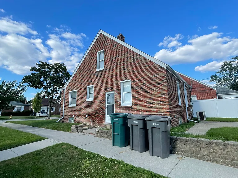 22785 Arlington St — Photo 32