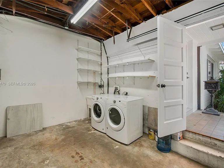 550 W 49th St — Photo 33