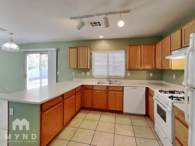695 Emerald City Ave — Photo 8