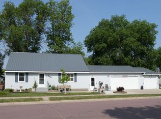 688 Collins Ave, Windom, MN 56101