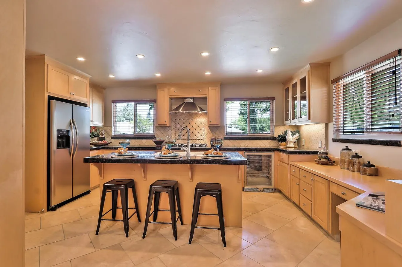 237 Carlton Ct