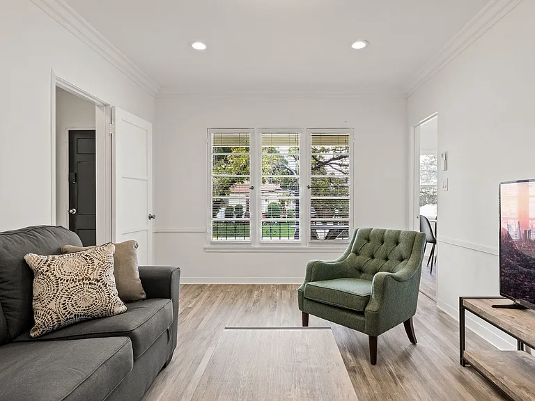 1740 Kelton Ave — Photo 11