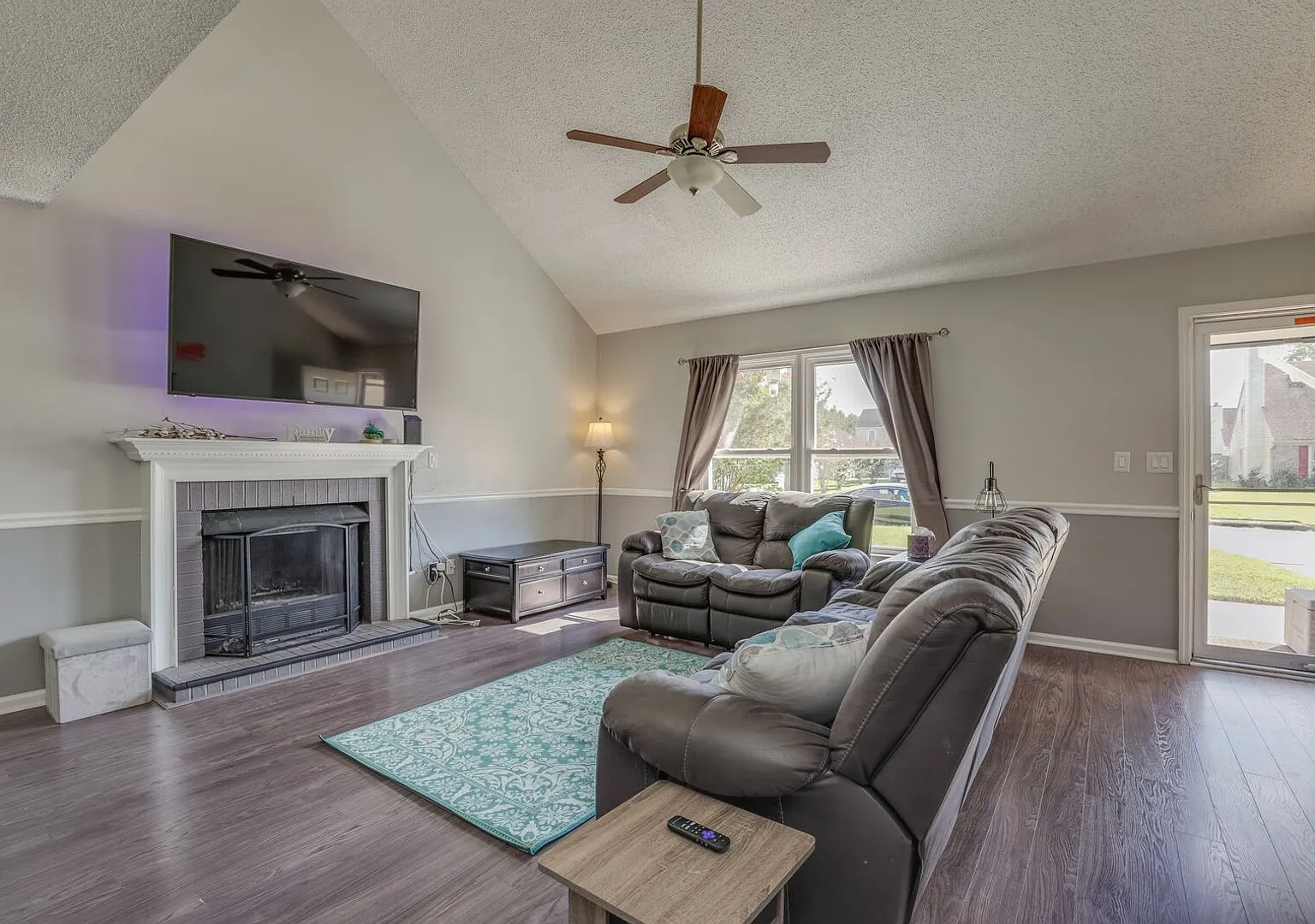 Contemporary 5BR/3BA Single Family Home with Attached Garage situated in beautiful Glenwood! — Photo 3