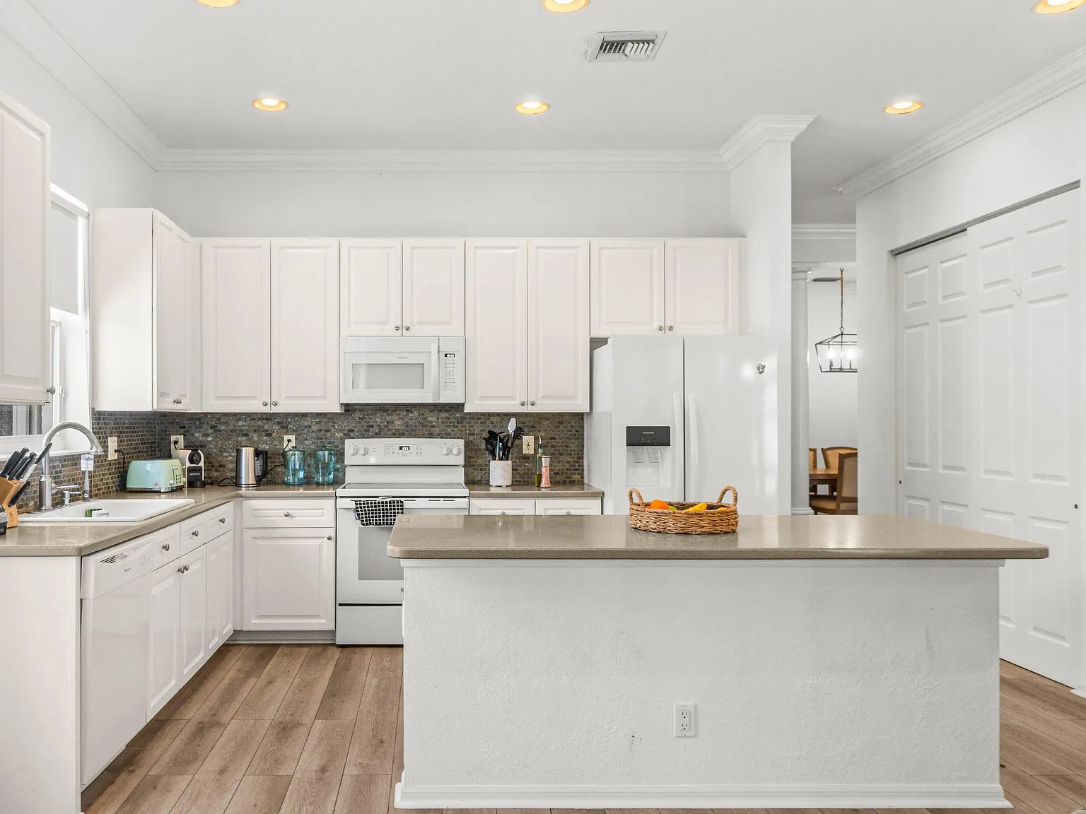 4 bed, 3.0 bath, 2821 sqft, $7,500 — Photo 4