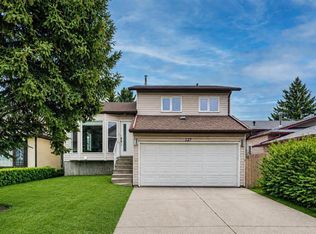 127 W Woodstock Rd SW, Calgary, AB T2W5W3