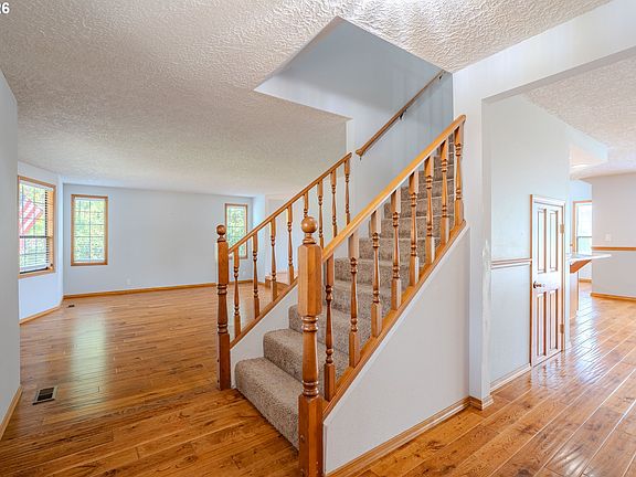 4th image of 10933 NE Sherwood Dr