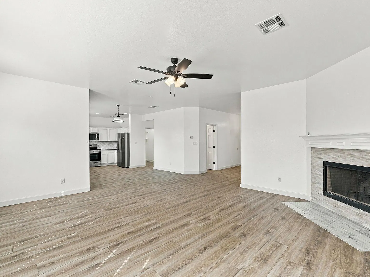 4 bed, 2.5 bath, 2723 sqft, $2,450 — Photo 3