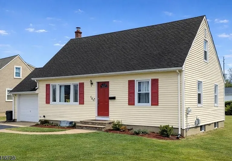 585 Mountainview Dr — Photo 2