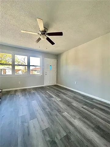 1625 Lauradale Dr — Photo 2