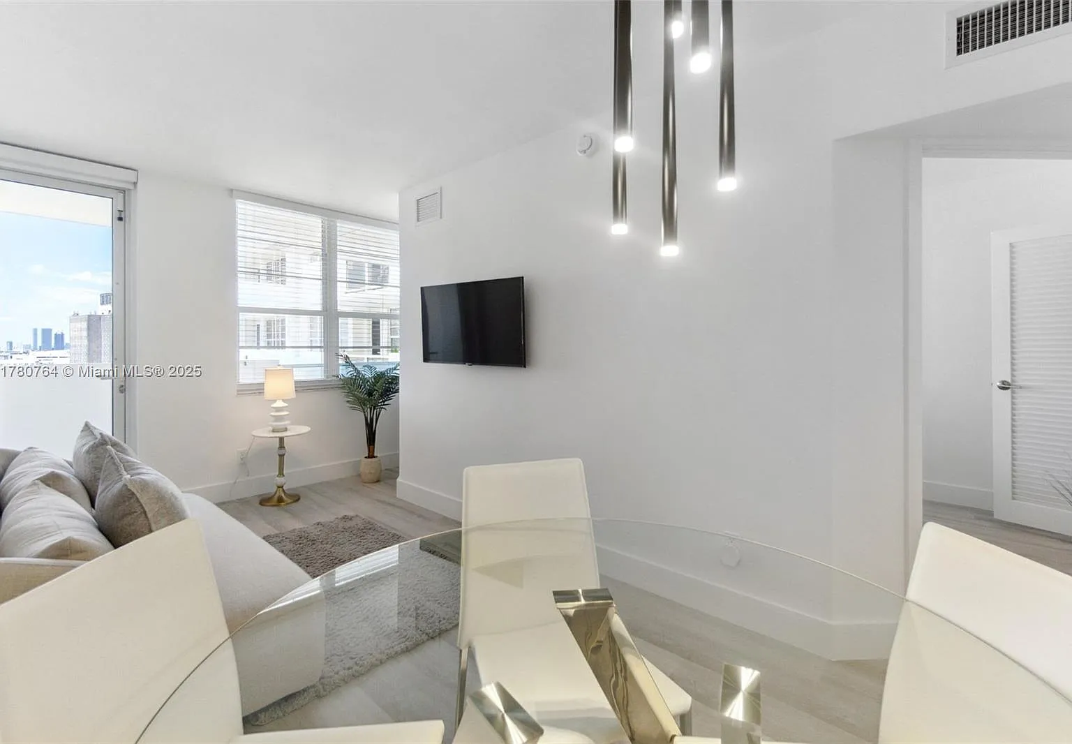 The Decoplage Condo — Photo 2