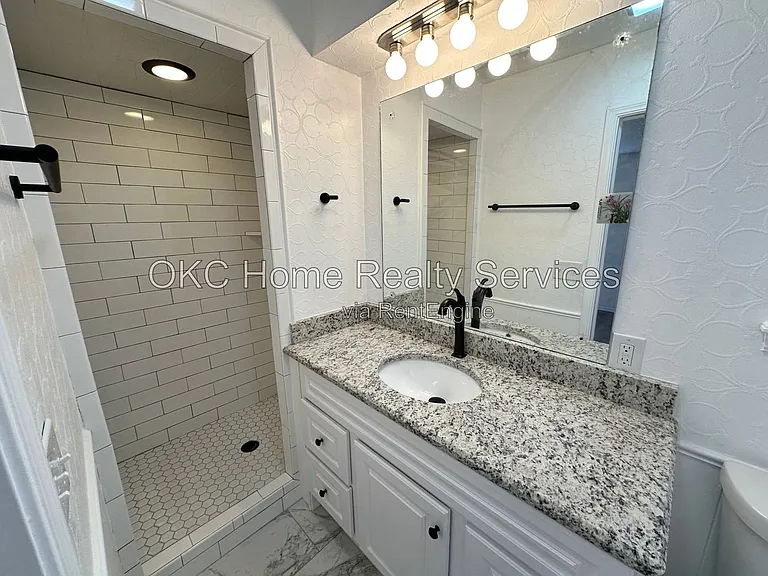 1428 SW 72nd St — Photo 7