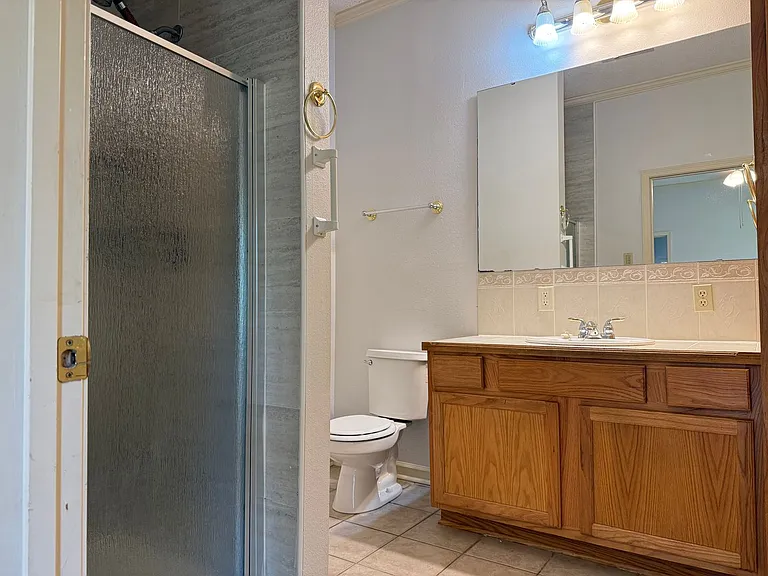 704 E North St — Photo 13