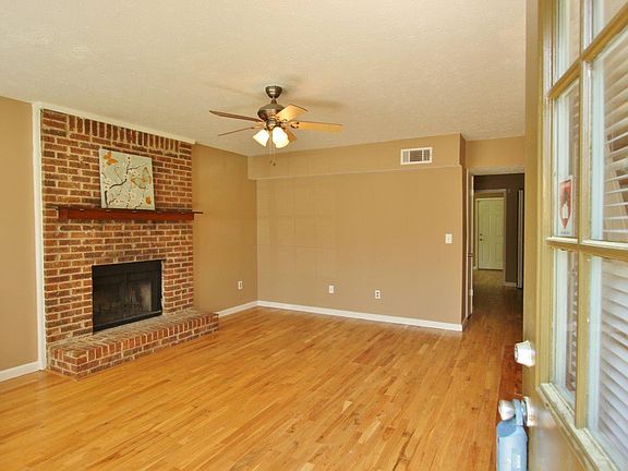 5th image of 421 Bedford Bay Ln