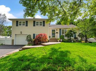2 Manor Dr, Bethpage, NY 11714