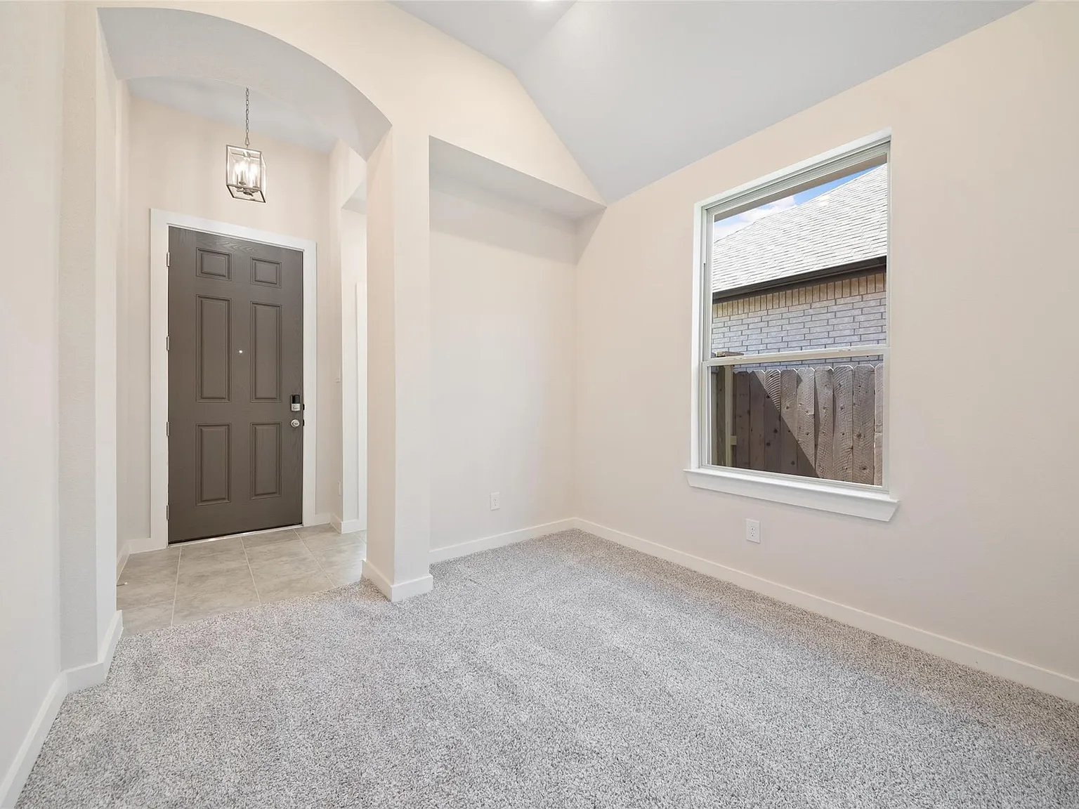 4 bed, 2.5 bath, 1939 sqft, $2,600 — Photo 4