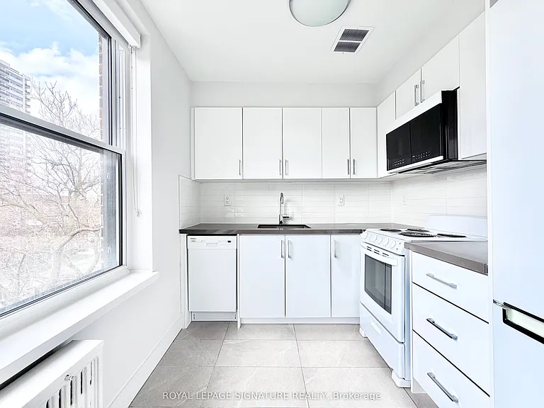 1545 Bathurst St #402 — Photo 6