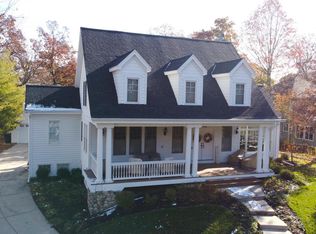 1055 Sauganash Dr, Fontana, WI 53125