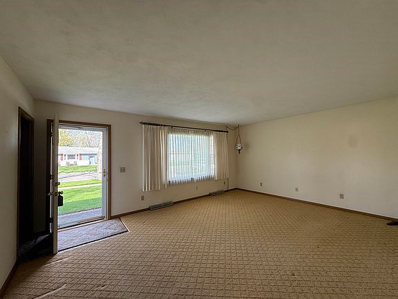 3rd image of 1040 N Sumac Dr