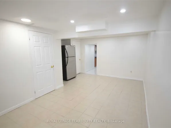 111 Caronia Sq, Toronto, ON M1B 2Z9