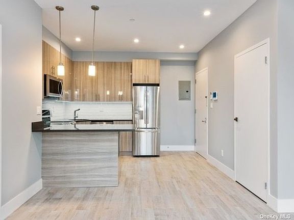 5th image of 104-22 Astoria Blvd Unit 3R