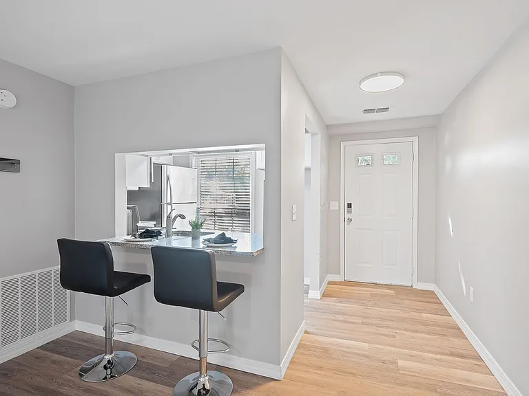 860 East — Photo 44