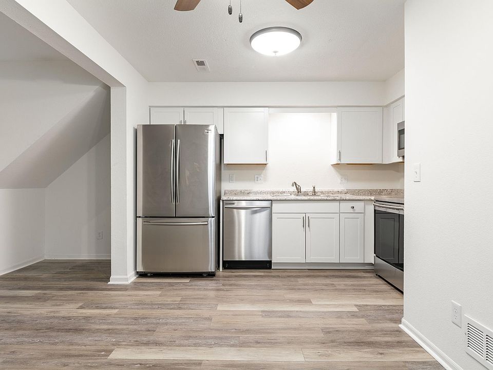 1st image of 103 NE Dogwood St APT D