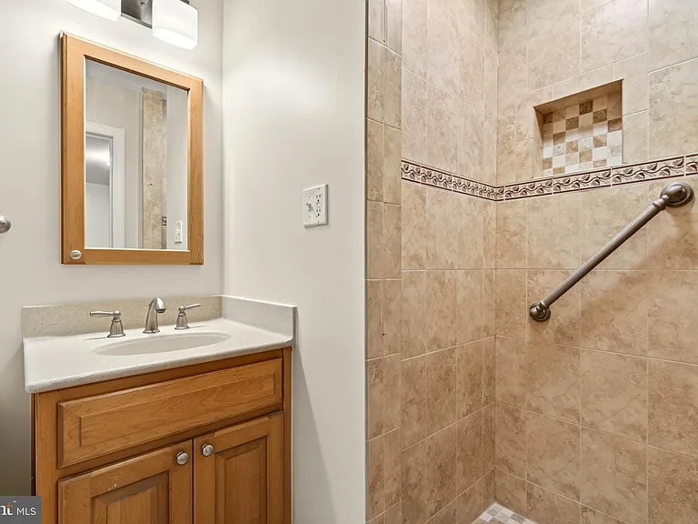 2375 N Vernon St — Photo 34