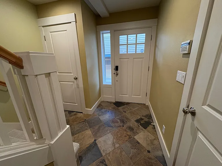 2110 Nob Hill Ave N #B — Photo 2