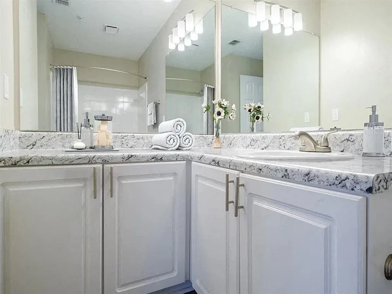 The Avenues of South Hoover — Photo 10