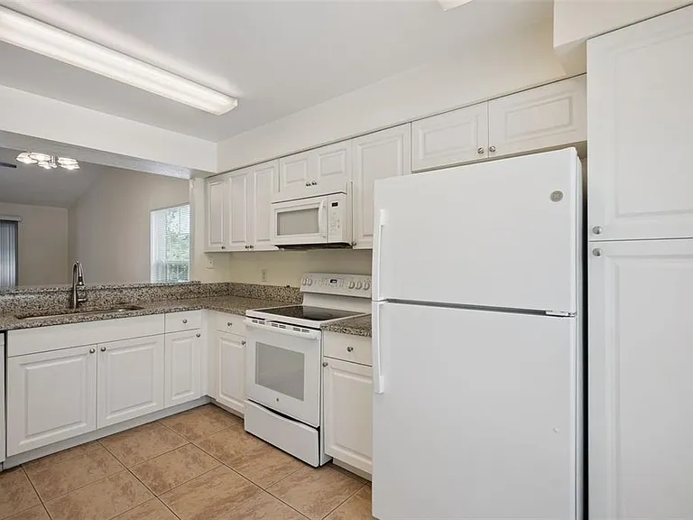 2725 Mayer St — Photo 14