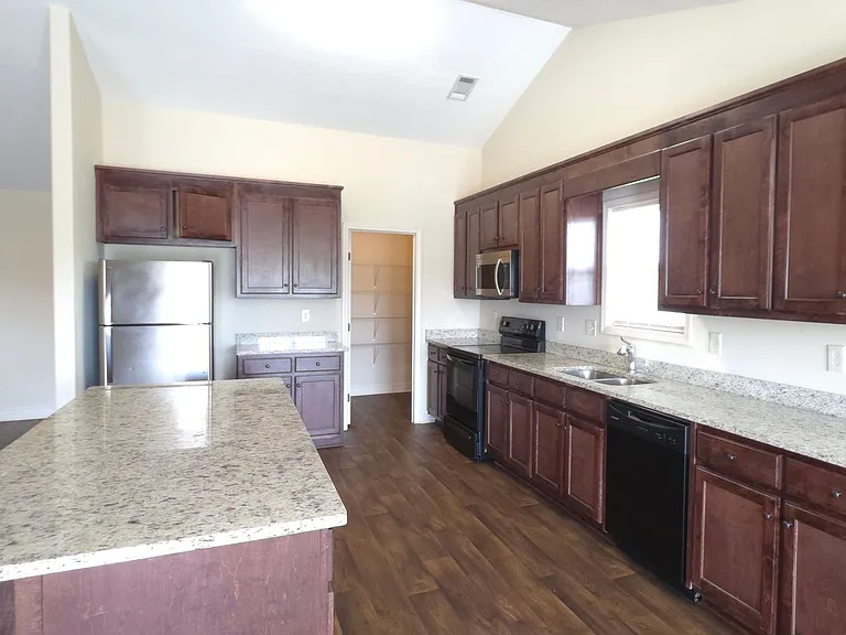 2125 Savannah Dr — Photo 6