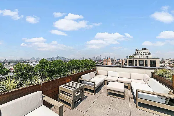 Rented by Tapiro Realty | media 44