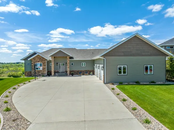 1528 Valley Bluffs Dr SE, Minot, ND 58701