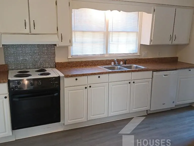 55 Summercreek Dr — Photo 4