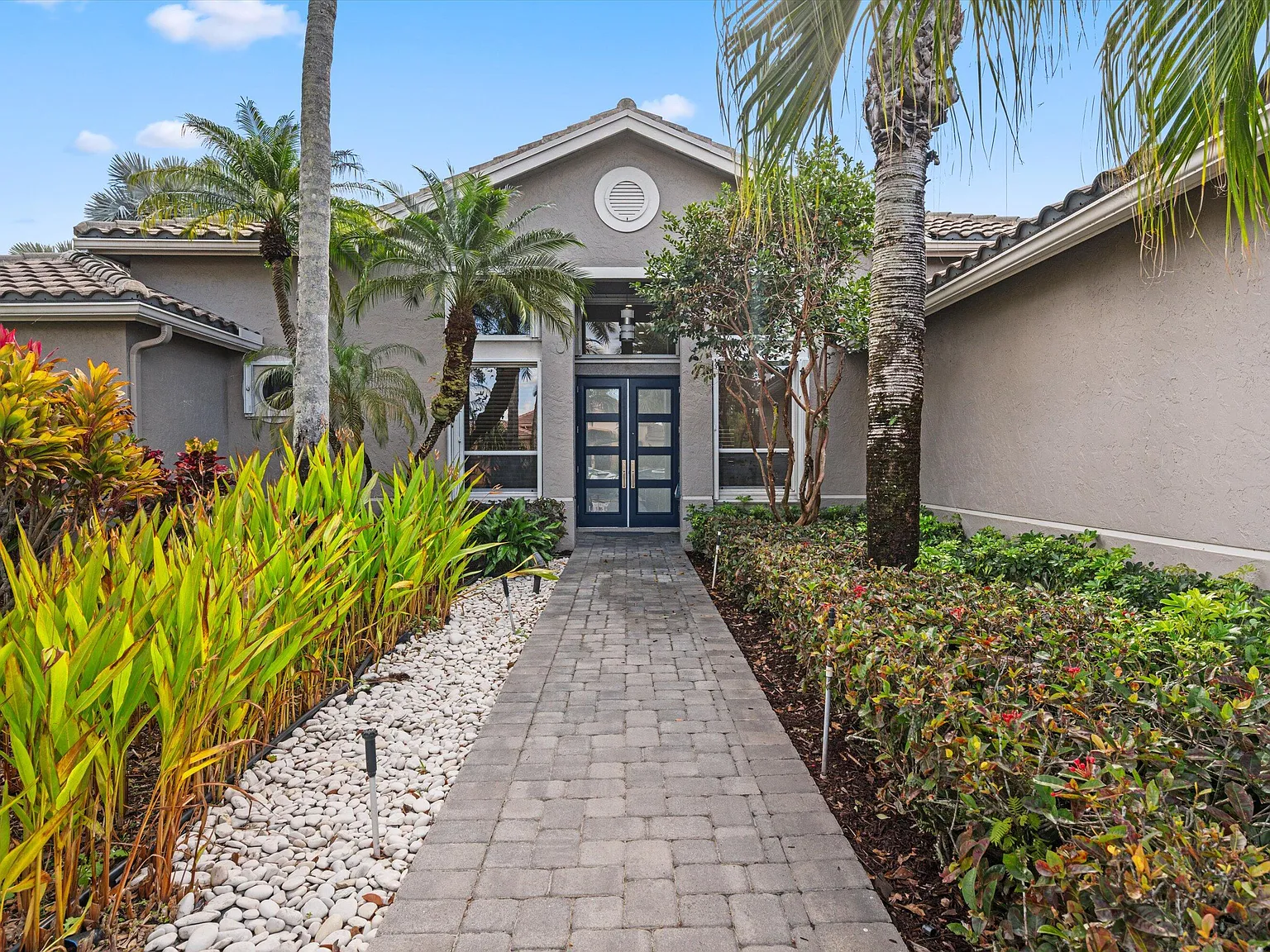 3 bed, 3.0 bath, 2567 sqft, $5,000 — Photo 3
