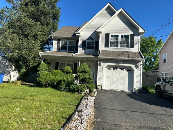 16 Main St, Helmetta, NJ 08828