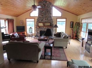 123 Willowbrook Rd, Hudson, NY 12534