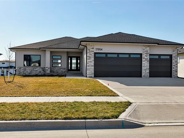 17954 Hammontree Cir, Clive, IA 50325