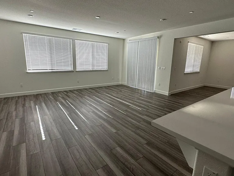 549 Knightsbridge Ct — Photo 10
