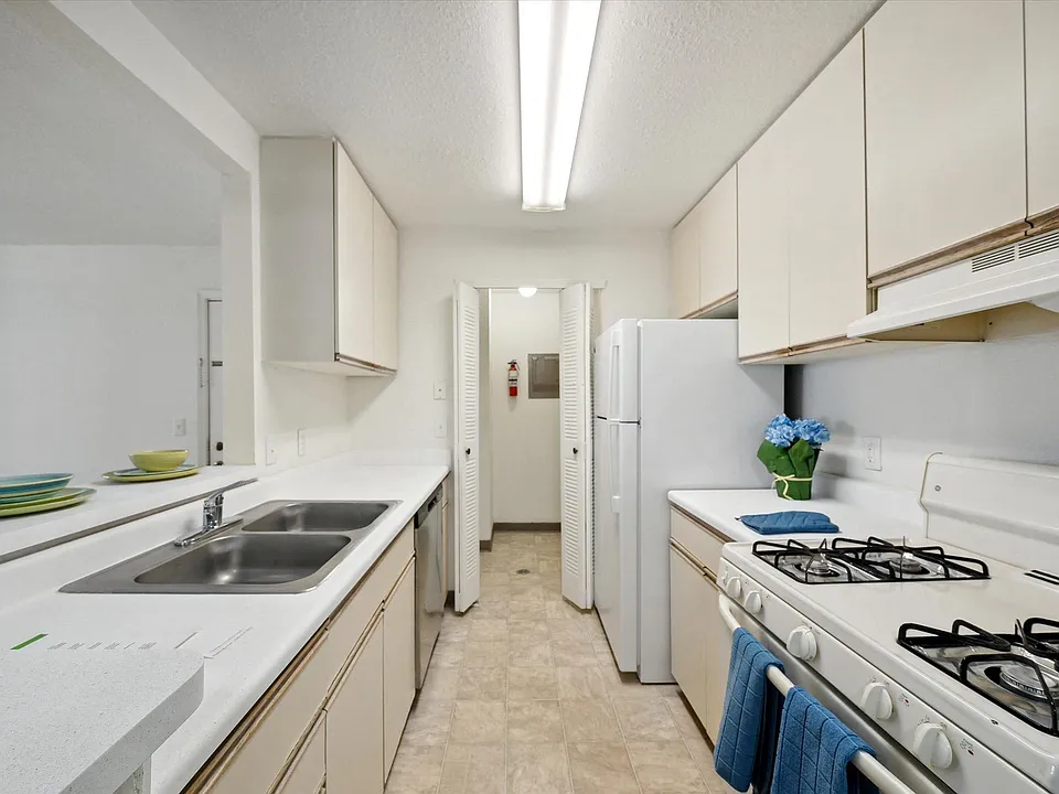 Two Bedroom (Classic) - 2 Bed / 2 Bath - 897 Sq.Ft.